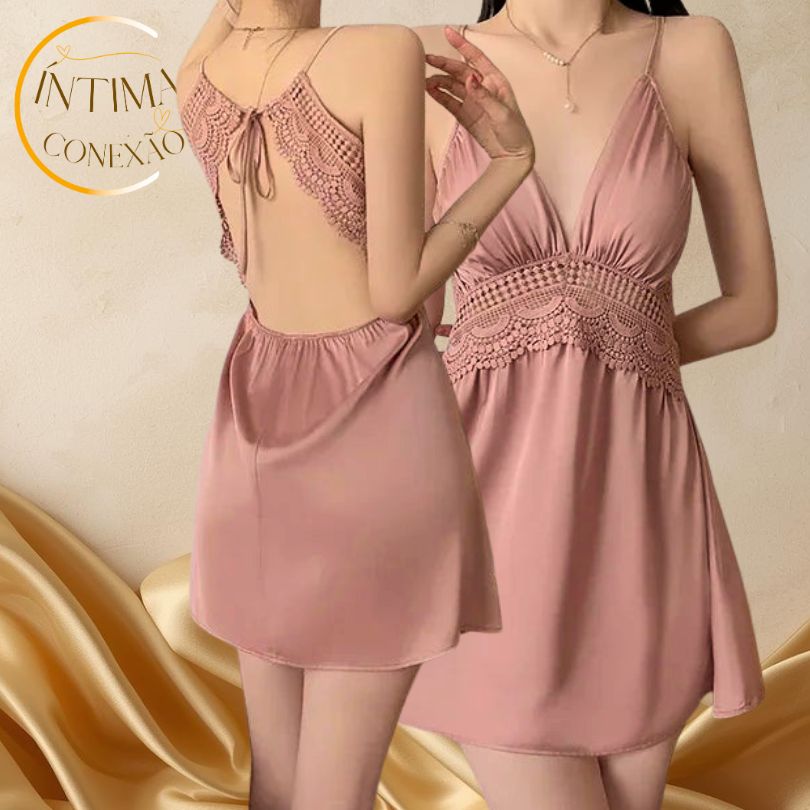 This piece, with delicate lace at the waist, redefines the luxury of being at home.