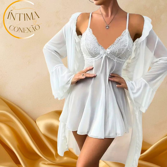 This voile set: the nightdress embraces your body while the long-sleeved robe drapes your shoulders with lightness and grace.