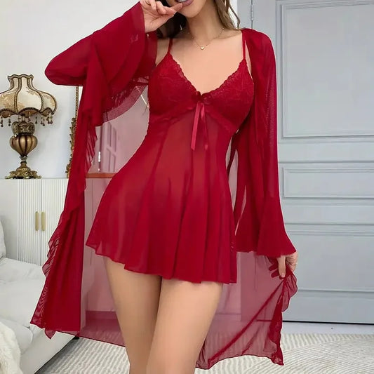 This voile set: the nightdress embraces your body while the long-sleeved robe drapes your shoulders with lightness and grace.